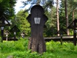 Cmentarz wojenny nr 60 na Przełęczy Małastowskiej. Odtworzona w 2002 r. drewniana macewa Mendla Broda, żołnierza poległego w 1915 roku