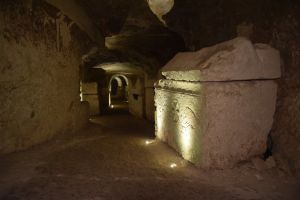 Katakumby w Bet Szearim - korytarz z sarkofagami