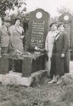 Ruchla Jonisz i Lejbusz Echenbaum na cmentarzu żydowskim na Bródnie, tuż przed ich wyjazdem na emigrację do Urugwaju