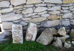 Fragmenty macew na cmentarzu żydowskim w Busku-Zdroju