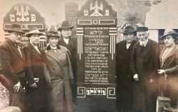 Rodzina przy grobie Kejli Zachariasz. Fotografia z kolekcji rodzinnej Adeline Goldminc-tronzo