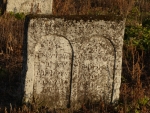 Podwójna macewa na cmentarzu żydowskim we Frampolu
