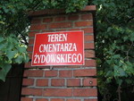 tablica przy wejściu na cmentarz żydowski
