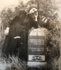 Cmentarz żydowski w Goniądzu. Macewa Dewory córki Cwi Goniądzkiej, zmarłej w 1915 r. Fotografia ze zbiorów Erica Graffa