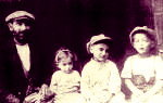 Mosze Winkielman i jego dzieci: Rebecca, Arthur i Harry. Mosze był bratem dziadka Hermana Storicka. Zdjęcie wykonane w 1890 roku. 