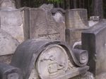 Kobyla Góra - nagrobki na cmentarzu żydowskim