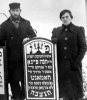 Członkowie rodziny przy grobie Chany Fajgi Hament (Chomąt?) na cmentarzu żydowskim w Krośniewicach. Fotografia z kolekcji Ellyn Hament