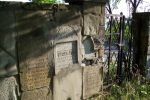 Mur z przymocowanymi nagrobkami na cmentarzu żydowskim w Myślenicach