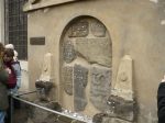 fragmenty XIV-wiecznych nagrobkw, pochodzce ze starszego cmentarza ydowskiego, ktry znajdowa si przy ul. Vladislavove