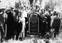 archiwalne zdjęcie, wykonane na cmentarzu żydowskim w Pruszkowie w okresie międzywojennym