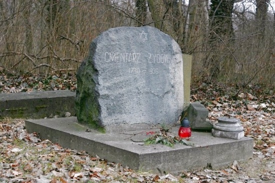 Pszczew - pomnik na cmentarzu żydowskim