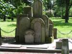 na terenie cmentarza żydowskiego wzniesiono pomnik