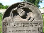 Przechylony dzban - oznaczenie grobu lewity czyli pomocnika rabina w synagodze