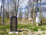 Wiślica - pomnik i słupy linii elektrycznej na cmentarzu żydowskim