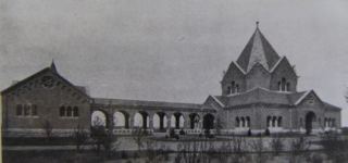 Archiwalne zdjęcie kaplicy cmentarnej, połączonej dwudziestometrowym arkadowym krużgankiem z budynkiem domu przedpogrzebowego