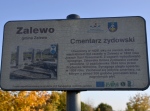 Tablica na cmentarzu żydowskim w Zalewie