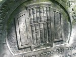Księgi - oznaczenie grobu osoby uczonej w Torze i Talmudzi